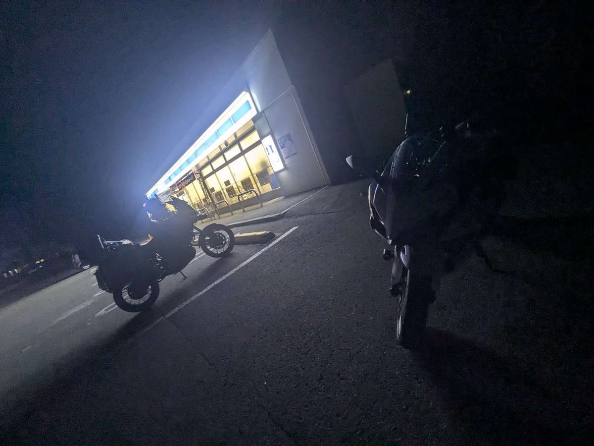 Akita_PokemonGo's tweet photo. 昨日、夜にモヤってソロツー行こうとして家近くのコンビニ寄ったら最高峰アドベンチャーに乗ったイカつい海外ニキ夫婦ライダーと1時間ほど英会話して仲良くなったら、なんか嬉しくて帰宅した。 https://t.co/NPSY9lI2EO