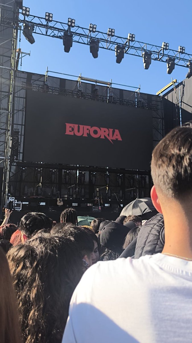 Danaerys12's tweet photo. Allá voy de nuevo a trabajar, un poco atrasada, así que tuve que pedir un Uber, voy sin mucho ánimo, pero es la noche 6/7, queda poquito 🥹💪
Mientras mis hijas en la plaza disfrutando a #KiddVoodoo , eso me hace feliz 😊 y mi alcalde también https://t.co/WjFJdWoLIO