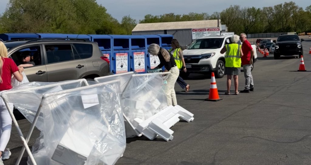MartyForIL's tweet photo. Styrofoam recycling kicked off today at Algonquin Township.
🚗 258 vehicles served
📦 Approximately 1,000 pounds of styrofoam collected
🚛 All material fit into one full-sized semi trailer for recycling https://t.co/Lmip1lDXeU