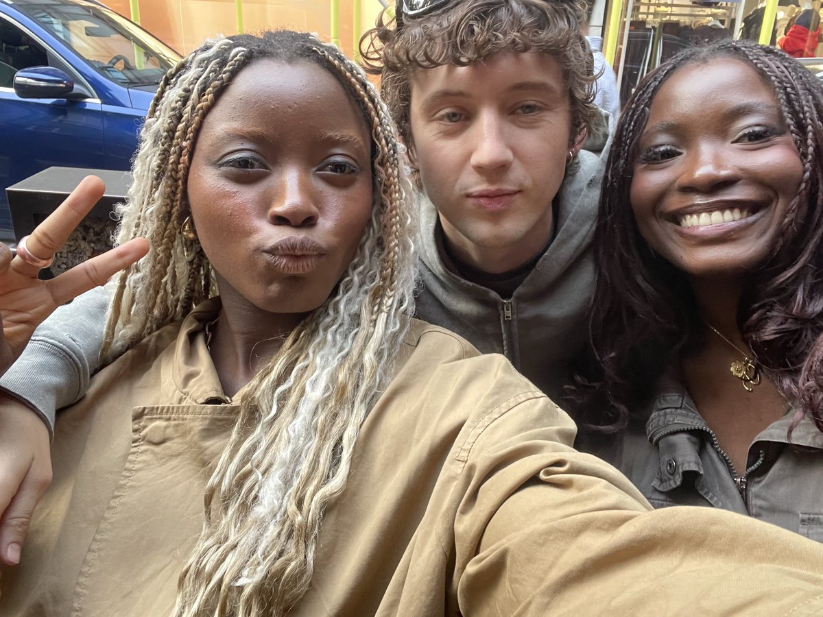 tee tweet media