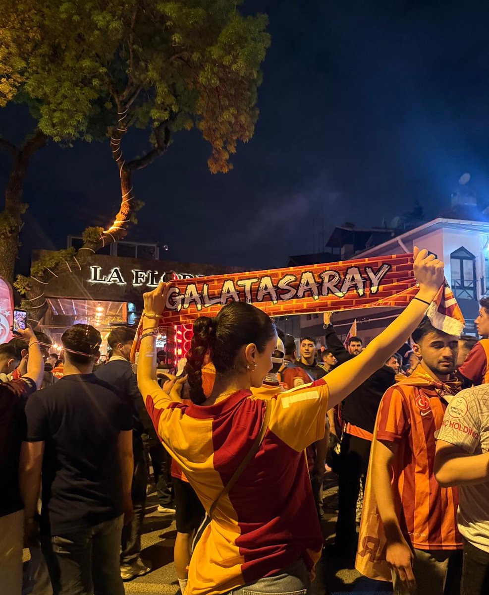 cllkader's tweet photo. Bizim kadar fenerlilerin de eğlendiği bir şampiyonluk kutlaması oldu😄 https://t.co/umCBeni6t6