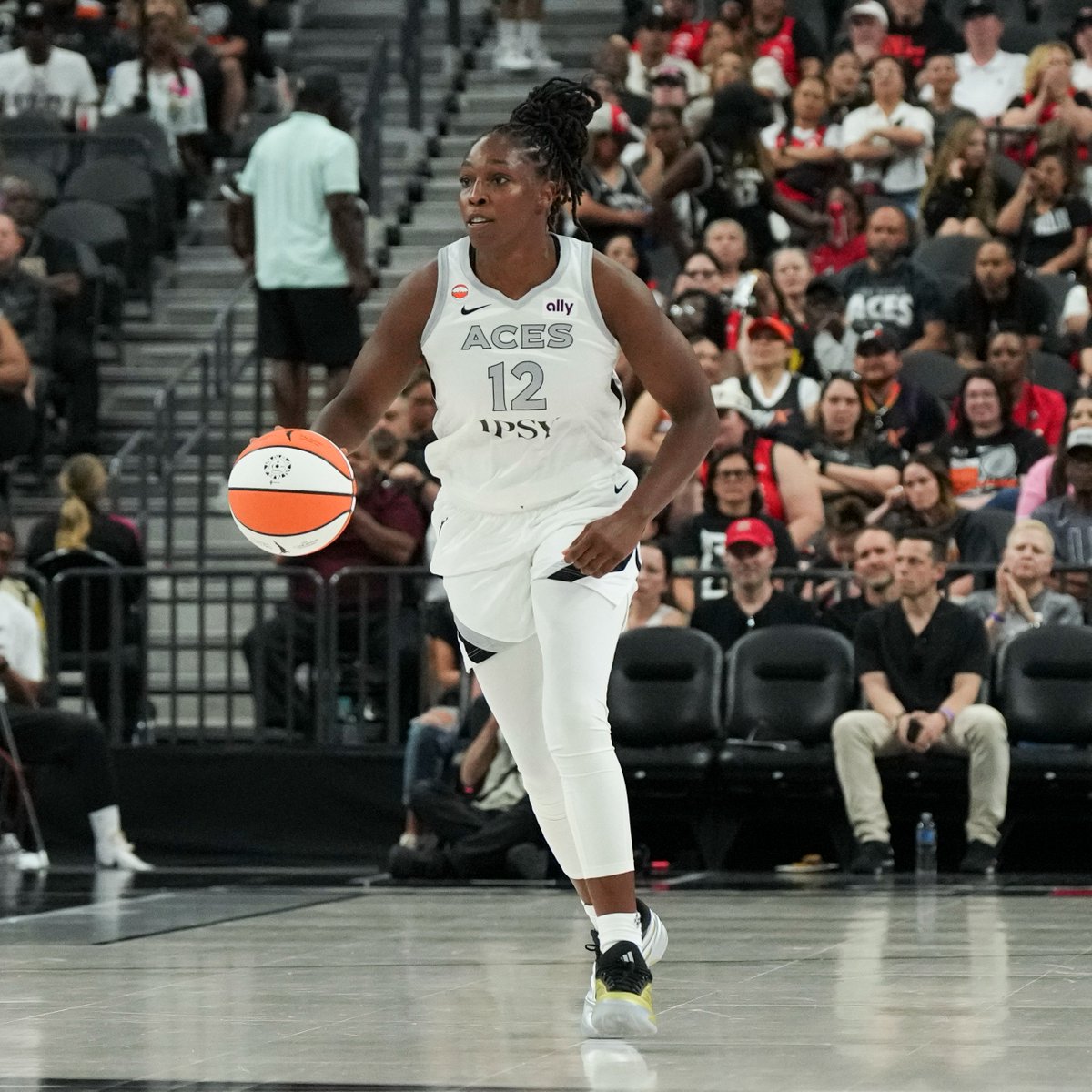 Underdog's tweet photo. The Las Vegas Aces lost 99-66 to the Phoenix Mercury today. 

The 33-point loss is the largest margin of defeat by a defending champion in a WNBA season opener. https://t.co/ErVqdCGPkD