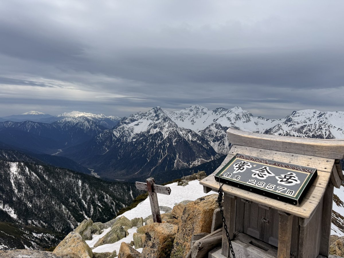 fudousander's tweet photo. GWは今日で終わり
この9連休で行った山を振り返る

🏔️燕岳:北アルプスの女王の名に相応しい美しい山。登る人を笑顔にしてくれる不思議な山。私もずっと歩きながら山の美しさに感動と自然に笑顔

🏔️大天井岳:20kg超のザックでシャリバテ&軽度の高山病で山頂写真なし笑　燕山荘からの道のりが長すぎた…

🏔️常念岳:常念小屋から空身で登頂。岩と雪のミックスが楽しく槍ヶ岳まで一望できる絶景に感動

🏔️槍ヶ岳:GW最大のチャレンジ残雪期槍ヶ岳単独行。雪渓の急登は本当にしんどかったがその先に待つ槍ヶ岳の美しさは一生忘れない。
------
こんなに沢山の登山をさせてくれる家族にも感謝🥲
山に行かない日は家族と沢山遊んで過去一番充実したGWになりました。
人生ってなんで楽しいんだろう。
歳を重ねるたびに感じます😆