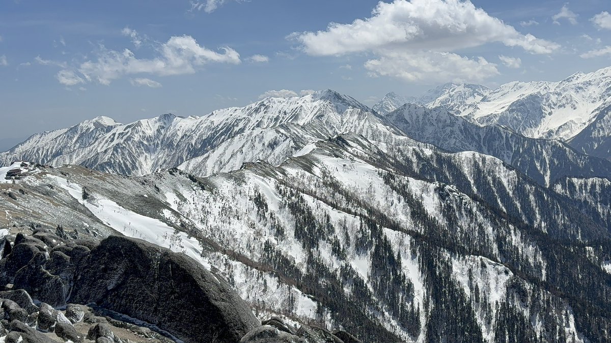 fudousander's tweet photo. GWは今日で終わり
この9連休で行った山を振り返る

🏔️燕岳:北アルプスの女王の名に相応しい美しい山。登る人を笑顔にしてくれる不思議な山。私もずっと歩きながら山の美しさに感動と自然に笑顔

🏔️大天井岳:20kg超のザックでシャリバテ&軽度の高山病で山頂写真なし笑　燕山荘からの道のりが長すぎた…

🏔️常念岳:常念小屋から空身で登頂。岩と雪のミックスが楽しく槍ヶ岳まで一望できる絶景に感動

🏔️槍ヶ岳:GW最大のチャレンジ残雪期槍ヶ岳単独行。雪渓の急登は本当にしんどかったがその先に待つ槍ヶ岳の美しさは一生忘れない。
------
こんなに沢山の登山をさせてくれる家族にも感謝🥲
山に行かない日は家族と沢山遊んで過去一番充実したGWになりました。
人生ってなんで楽しいんだろう。
歳を重ねるたびに感じます😆