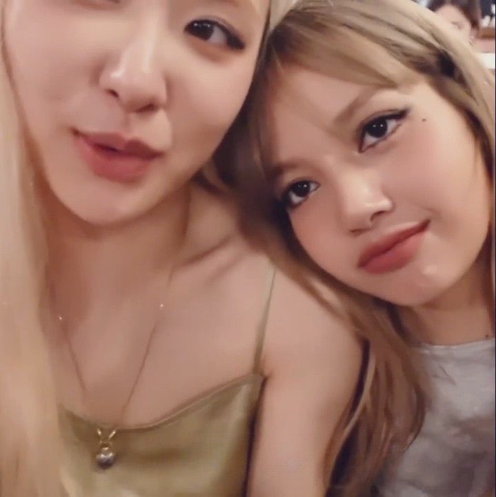 Chaelisasmom's tweet photo. My pookiest pookies🤍🤏🏼 https://t.co/99X3DJUQUj