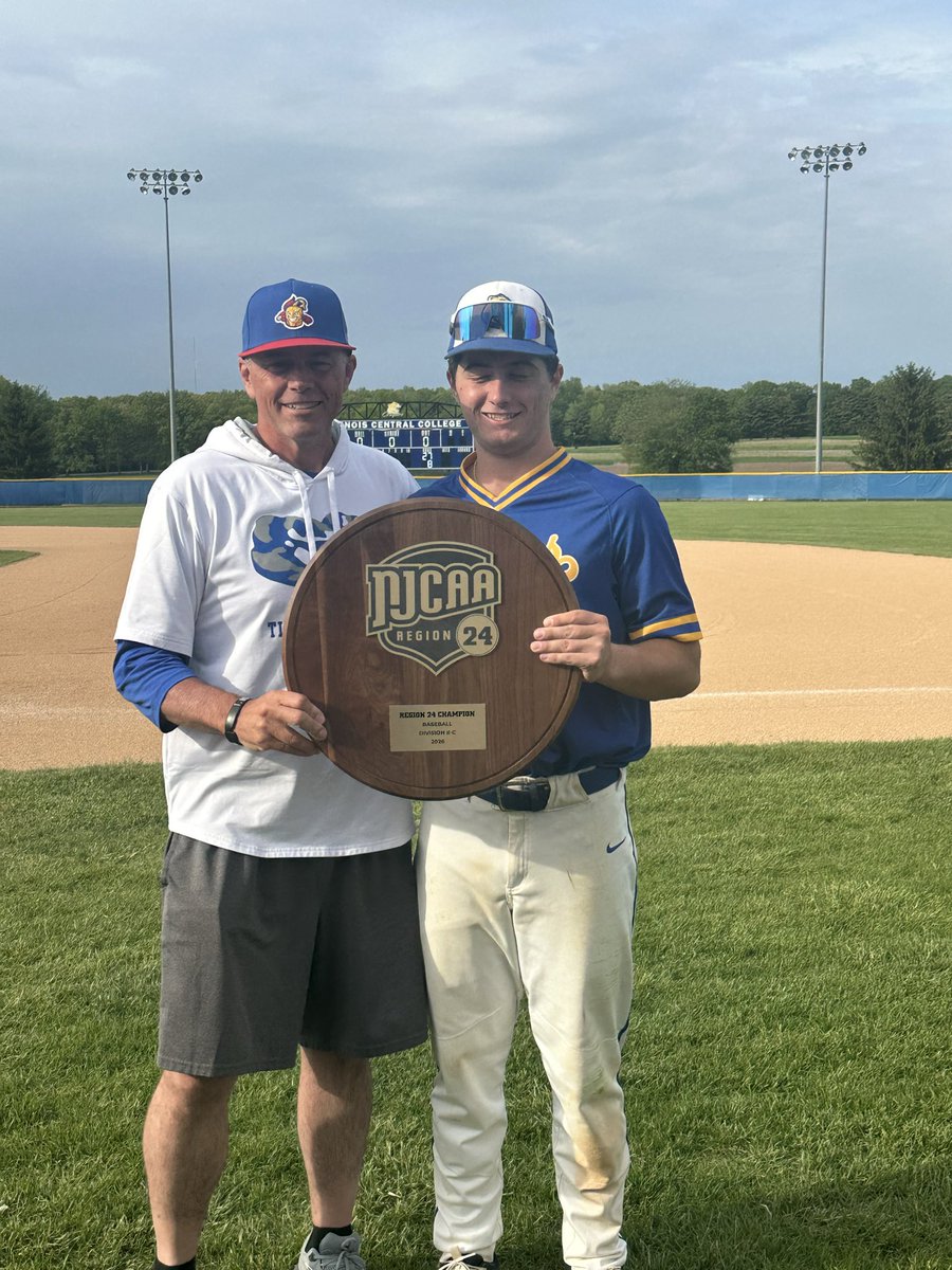 TheD17Fuzz's tweet photo. Region 24 Pod-C champs https://t.co/kqo9MQ9cx0