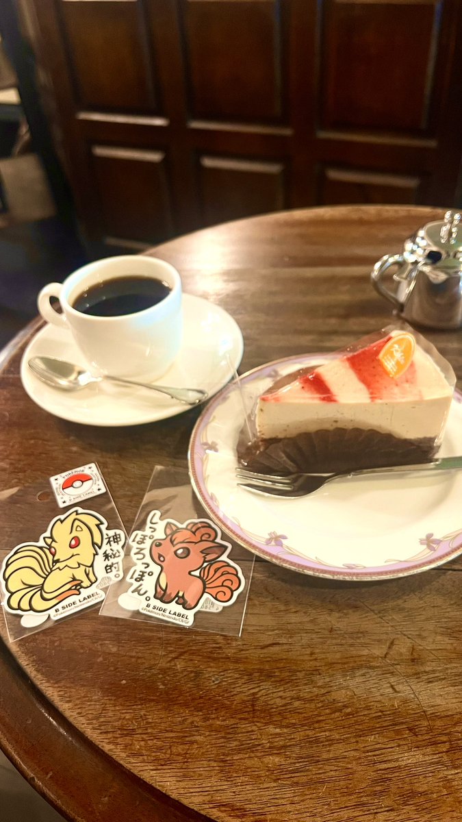 mapledanke's tweet photo. 今年の母の日のプレゼントはピンクのカーネーション一輪、ゴリラのひとつかみ、そして前から欲しがってたピアフロスを用意しました🎁
プレゼントを買うついでに欲しかったステッカーも買えたのでハッピー🦊🔥 https://t.co/8LxAw3ir9D