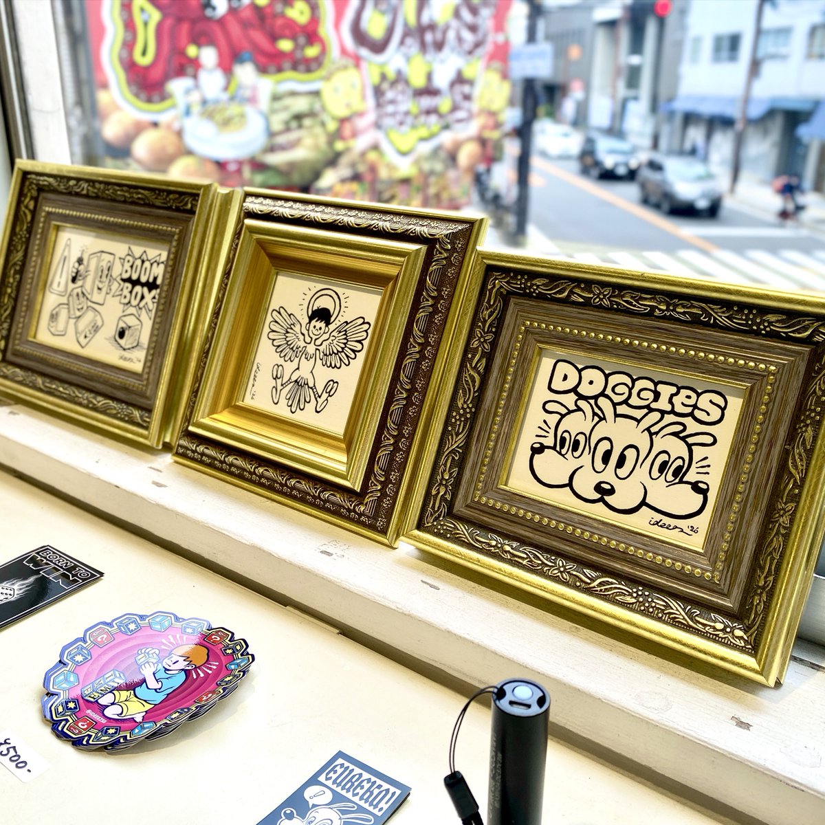 copypeople4's tweet photo. 🟠COPY HOUSE🟠
5/10 (sun)
today’s Open
14:00 ➡︎ 22:00
member / hiroshi
　
☕️開催中☕️
　
Akira Uesugi Solo Exhibition
『PRIME TIME』
　@ideeez55

2026.5.2 (sat) - 5.17 (sun)
at COPY HOUSE
　@copypeople4

🏡期間中営業日
　 5.2 (sat) - 6 (wed)
　 5.8 (fri) - 11 (mon)
　 5.15 (fri) - 17 (sun)

⏳営業時間
　 平日：17:00〜22:00
　 土日祝：14:00〜22:00
　 定休日：火〜木（祝日を除く）

+++

ピーカン晴れ☀️

連日多くの方にお越しいただき
ありがとうございます🏡

展示のポスターは
ご購入後すぐにお渡しできます
（エディション有）🖼

ラバーホースアニメの手法で描かれた
愛嬌たっぷりのキャラクターや
遊びゴコロ満載のゲームイラストなど、
「ポスター」という出力方法だからこそ映える
親しみやすさとアート性に溢れた作品たち🦄🪐

会場ではそれらを存分に堪能できます。

特設ブースでは、彼が8歳から貼り貯めている
雑誌切り抜きコラージュや
小学生の頃の自由研究「王冠コレクション」など、
こちらも良い感じにクレイジーで見応え満載！

お待ちしてます✨

+++

Akira Uesugi Solo Exhibition
『PRIME TIME』

カートゥーンやストリートカルチャーなど
様々な文化から影響を受け、
イラストやグラフィックデザイン、
アパレルデザイン等を中心に
幅広く製作活動を続ける
“Akira Uesugi” 氏の個展を
大阪難波・COPY HOUSEにて開催します。

🔻

本展示では、
これまでの3回の展示から選んだ過去作と
新作を織り交ぜて構成します。

作品、Tシャツ、ステッカー等物販有。

どなたでもぜひ！
　　
***
　
♻️ COPY HOUSE ♻️
　　　
〒556-0011
大阪市浪速区難波中3丁目16-7
岡崎ビル 2F

営業時間
平日（祝日含む）：17:00〜22:00
土・日：14:00〜22:00
火・水・木：定休日
 
展示内容・期間や有無によって
営業日は変動いたします。
詳細はお問い合わせください。

https://t.co/J75OEWA9dA

#copyhouse #akirauesugi 
#Exhibition #コピハ #osaka