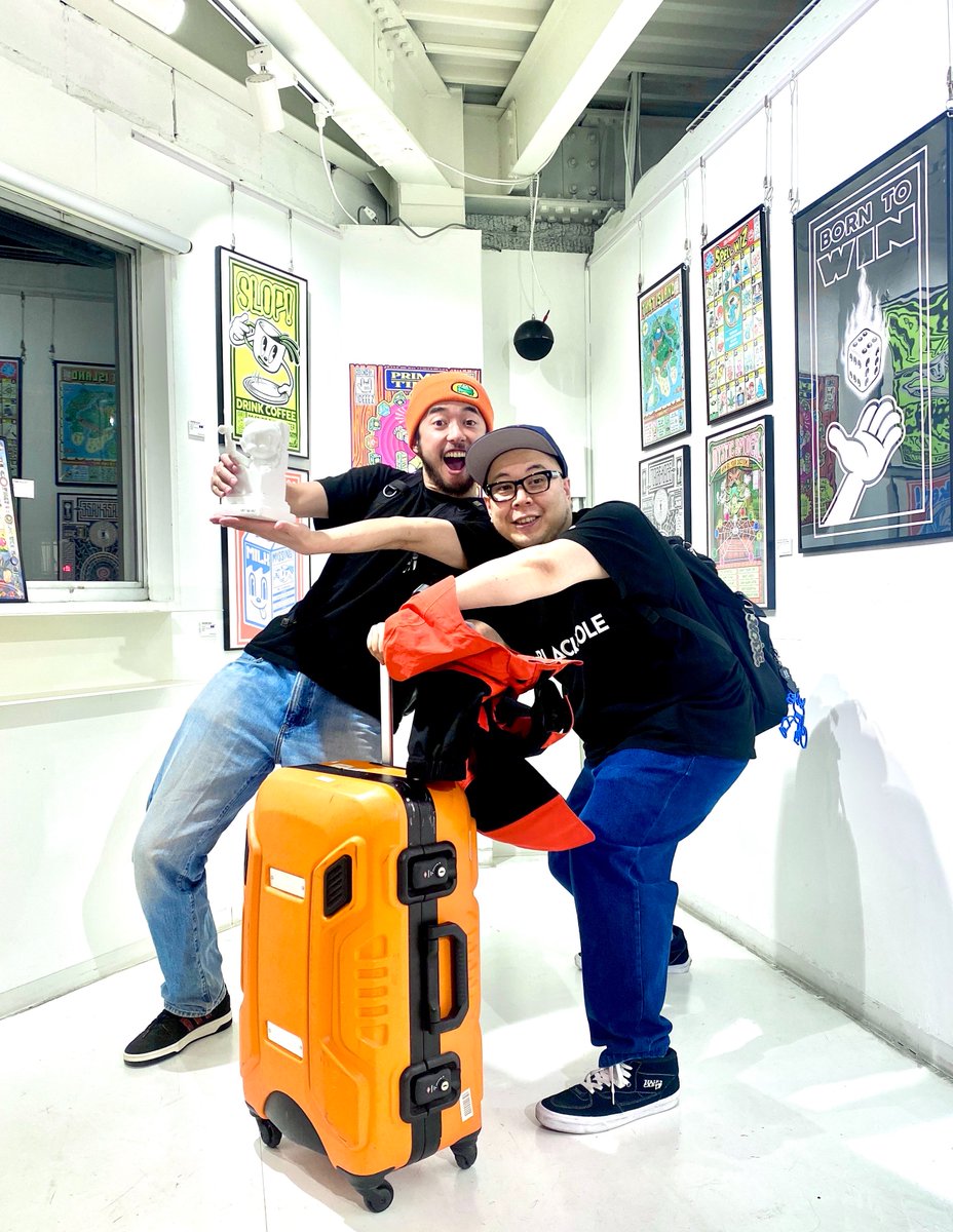 copypeople4's tweet photo. 🟠COPY HOUSE🟠
5/10 (sun)
today’s Open
14:00 ➡︎ 22:00
member / hiroshi
　
☕️開催中☕️
　
Akira Uesugi Solo Exhibition
『PRIME TIME』
　@ideeez55

2026.5.2 (sat) - 5.17 (sun)
at COPY HOUSE
　@copypeople4

🏡期間中営業日
　 5.2 (sat) - 6 (wed)
　 5.8 (fri) - 11 (mon)
　 5.15 (fri) - 17 (sun)

⏳営業時間
　 平日：17:00〜22:00
　 土日祝：14:00〜22:00
　 定休日：火〜木（祝日を除く）

+++

ピーカン晴れ☀️

連日多くの方にお越しいただき
ありがとうございます🏡

展示のポスターは
ご購入後すぐにお渡しできます
（エディション有）🖼

ラバーホースアニメの手法で描かれた
愛嬌たっぷりのキャラクターや
遊びゴコロ満載のゲームイラストなど、
「ポスター」という出力方法だからこそ映える
親しみやすさとアート性に溢れた作品たち🦄🪐

会場ではそれらを存分に堪能できます。

特設ブースでは、彼が8歳から貼り貯めている
雑誌切り抜きコラージュや
小学生の頃の自由研究「王冠コレクション」など、
こちらも良い感じにクレイジーで見応え満載！

お待ちしてます✨

+++

Akira Uesugi Solo Exhibition
『PRIME TIME』

カートゥーンやストリートカルチャーなど
様々な文化から影響を受け、
イラストやグラフィックデザイン、
アパレルデザイン等を中心に
幅広く製作活動を続ける
“Akira Uesugi” 氏の個展を
大阪難波・COPY HOUSEにて開催します。

🔻

本展示では、
これまでの3回の展示から選んだ過去作と
新作を織り交ぜて構成します。

作品、Tシャツ、ステッカー等物販有。

どなたでもぜひ！
　　
***
　
♻️ COPY HOUSE ♻️
　　　
〒556-0011
大阪市浪速区難波中3丁目16-7
岡崎ビル 2F

営業時間
平日（祝日含む）：17:00〜22:00
土・日：14:00〜22:00
火・水・木：定休日
 
展示内容・期間や有無によって
営業日は変動いたします。
詳細はお問い合わせください。

https://t.co/J75OEWA9dA

#copyhouse #akirauesugi 
#Exhibition #コピハ #osaka