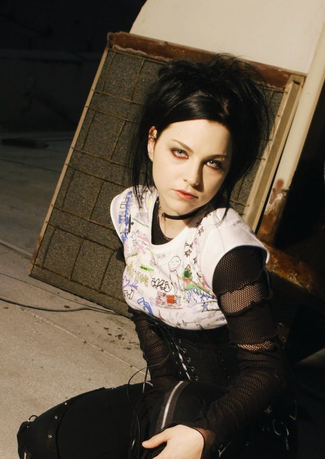 dailyamylee's tweet photo. Amy Lee photographed by Annamaria DiSanto in 2003 https://t.co/QKcON9Z0Ep