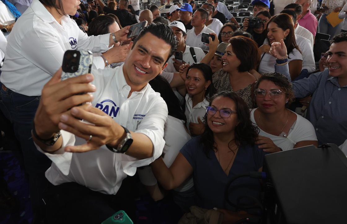 JorgeRoHe's tweet photo. Miles de voces, un mismo propósito: defender a Guanajuato y a México. 🇲🇽

En León vivimos una gran reunión con la militancia y la ciudadanía que cree en un país con más oportunidades, seguridad y futuro para las familias. 🙌🏻

#LaFuerzaDeGuanajuato #AhoraTeTocaATi https://t.co/54NySaWA86
