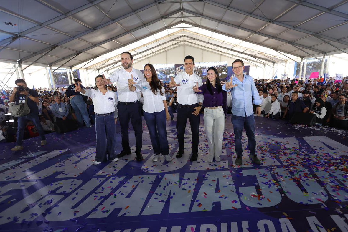 JorgeRoHe's tweet photo. Miles de voces, un mismo propósito: defender a Guanajuato y a México. 🇲🇽

En León vivimos una gran reunión con la militancia y la ciudadanía que cree en un país con más oportunidades, seguridad y futuro para las familias. 🙌🏻

#LaFuerzaDeGuanajuato #AhoraTeTocaATi https://t.co/54NySaWA86