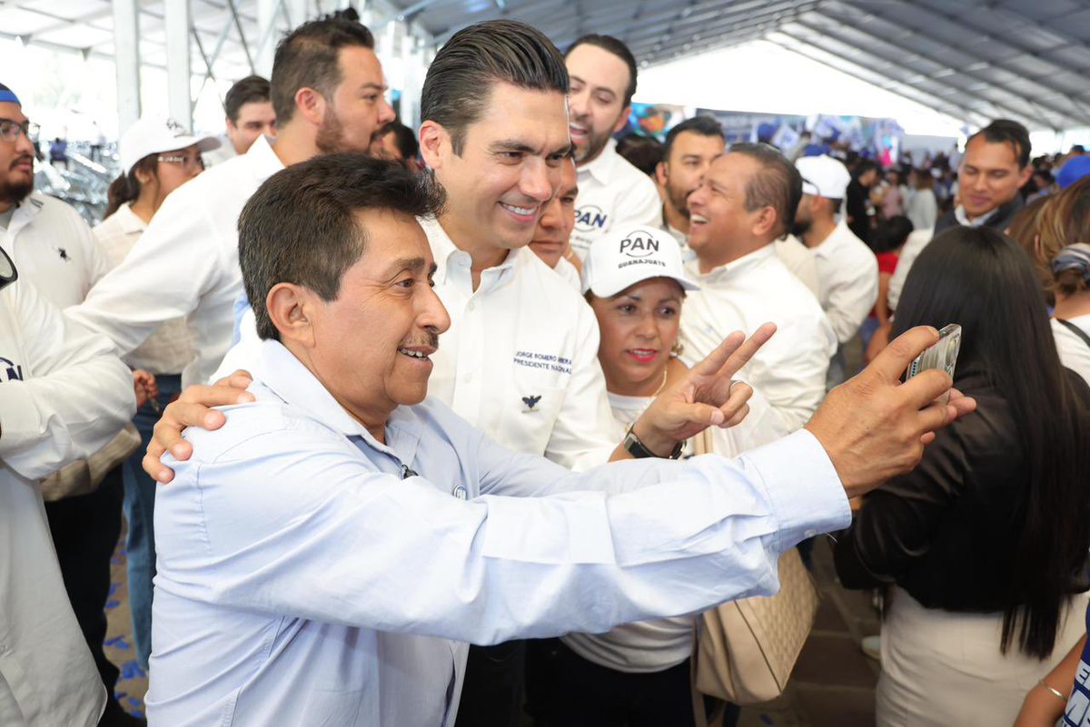 JorgeRoHe's tweet photo. Miles de voces, un mismo propósito: defender a Guanajuato y a México. 🇲🇽

En León vivimos una gran reunión con la militancia y la ciudadanía que cree en un país con más oportunidades, seguridad y futuro para las familias. 🙌🏻

#LaFuerzaDeGuanajuato #AhoraTeTocaATi https://t.co/54NySaWA86