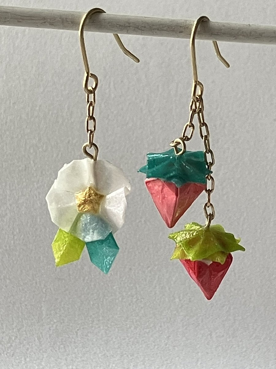 charmy's tweet photo. いちご🍓
strawberry 

苺の果実とお花の組み合わせです。

デザフェスに持っていきます

デザフェス63
5月23日（土）
東京ビッグサイト　南館4F R356ブース
10時〜18時

#折り紙アクセサリー #折り紙イヤリング #origamiearrings https://t.co/eYh9LYxNqK