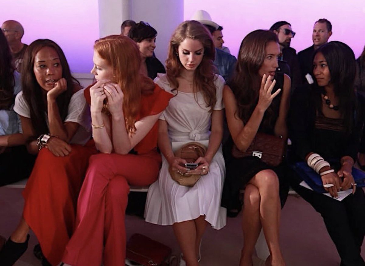 notgwendalupe's tweet photo. Lana Del Rey posting during a fashion show, 2011 https://t.co/zzLfjef2Lz