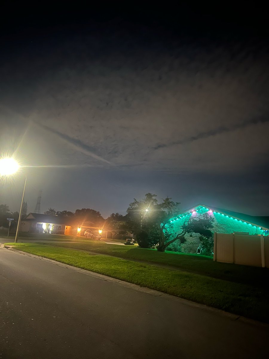 Graewulf73's tweet photo. Any opinions on what type cloud formations these are?
Photos taken in west central Florida. https://t.co/o0oP2nbfD9