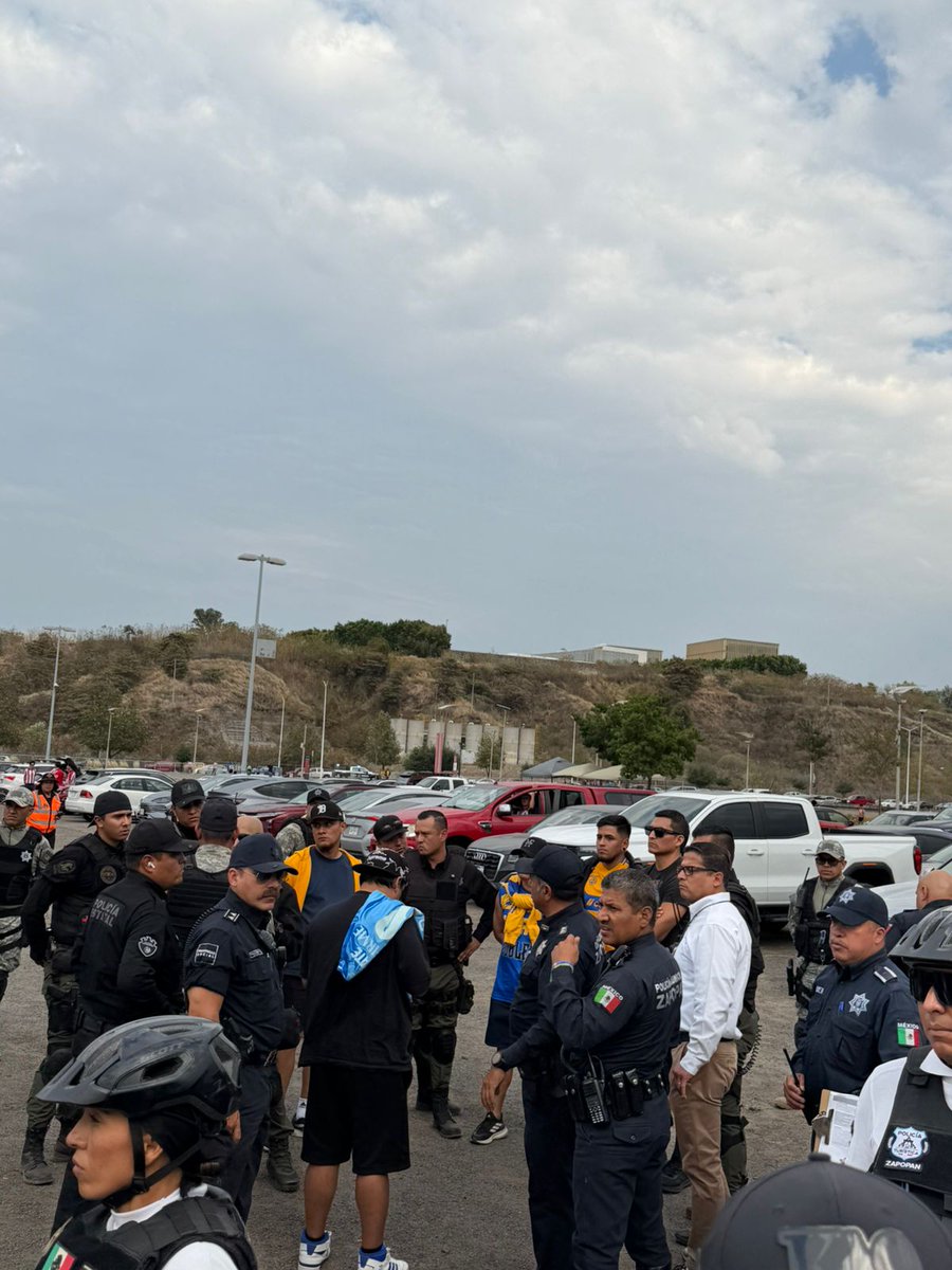 Polis afuera del estadio no dejan entrar a cuatro camiones de aficionados de Tigres.