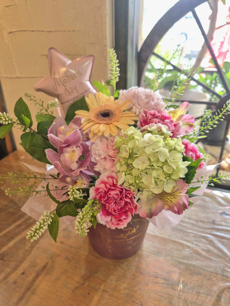 ohanayacalen's tweet photo. 5/10(日) 🎀Mother's Day🎀 
感謝のキモチを届けよう𓂃. ◌𓈒𓏲𓆸 
母の日のご予約ありがとうございます。 お花モリモリでお届けしています！ あなたのキモチお母さんへ届きますように♪ 
https://t.co/4fnHxOQQ1L
#母の日
#母の日ギフト
#四條畷市
#忍ヶ丘駅 https://t.co/LJ9Nh5X6yA