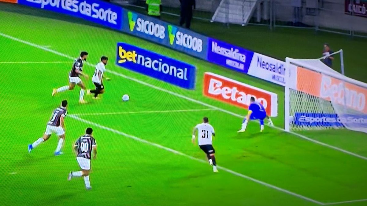 laerttef's tweet photo. Eu parei de reclamar de futebol de várzea, depois que vejo esses lances de futebol profissional. 

Boa noite! https://t.co/i69gCC8h5S