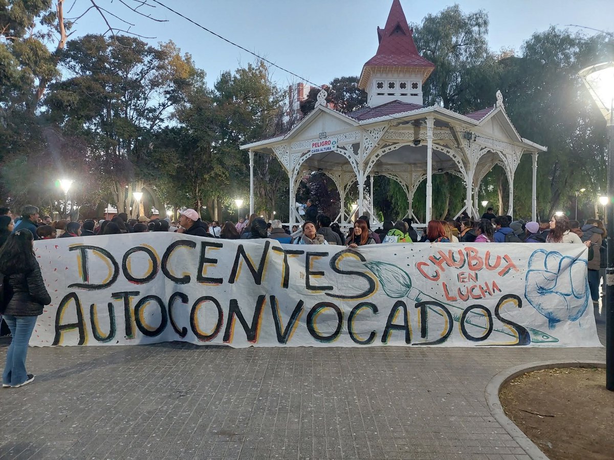 1917_iskra's tweet photo. VAMOS DOCENTES A NO AFLOJAR!

#ChubutDocentesEnLucha 
#FueraPunta #NachoTorresMiente
#TorresSueldoDehambre
#DefiendoLaEducacionPublica https://t.co/3NL5884MUo