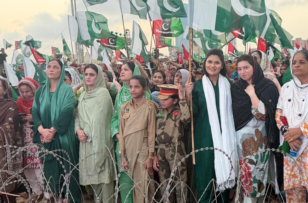 WajihaAbid1's tweet photo. معرکۂ حق نے ثابت کر دیا کہ پاکستان کا دفاع ناقابلِ شکست ہے۔ 
اپنے شہداء اور بہادر افواج کو سلام۔ 
پاکستان زندہ آباد 🇵🇰🫶🏻

 #MarkaEHaqByPPPKarachi 
#BunyanUmMarsoos 
#کراچیPPP_معرکہ_حق https://t.co/JqkwsU5Fq7