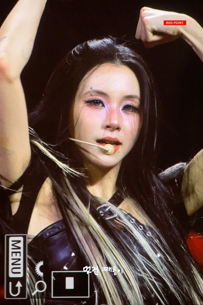 CHAEYOUNG DE PIERCING???