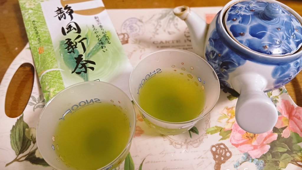 mihobosu's tweet photo. おはようございます☀
母から新茶を送ってもらいました。
偶然お土産で昨日もらったうなぎパイも一緒に✨
今年も美味しかったです🍀
#木漏れ日のお茶会
#新茶 https://t.co/AlqOknQInP