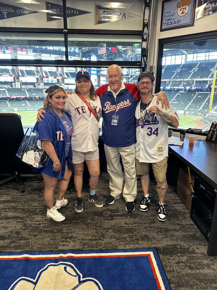 notapar72's tweet photo. Bro!!!!! #ChuckMorgan is awesome!!!!
#Itsbaseballtimeintexas https://t.co/QqI7Mx543b
