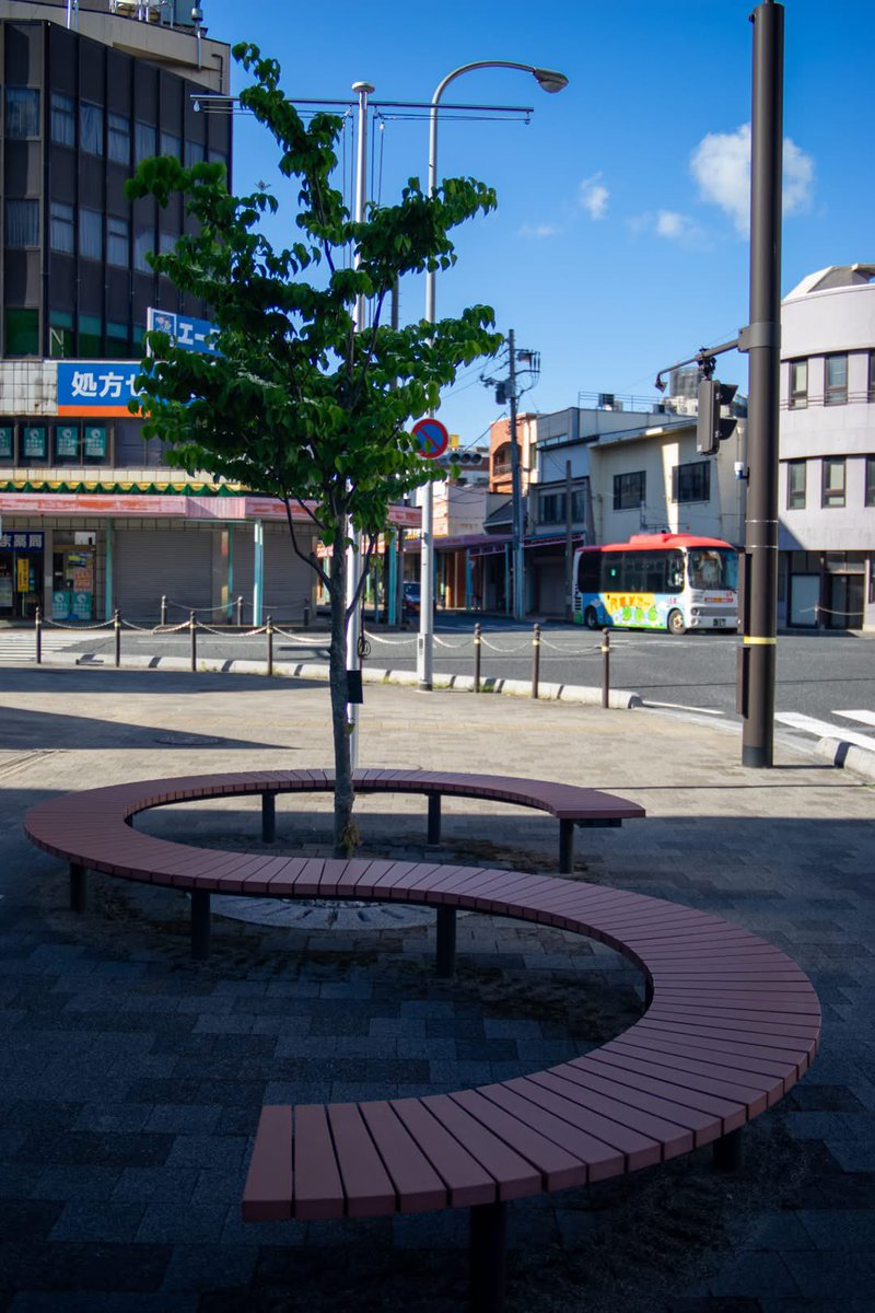 jp_sonz's tweet photo. ゆるっと境
(鳥取駅前|2026年5月9日撮影)
Where the city loosens its edges.
(Front of Tottori Station | May 9, 2026)
#tottorigram #鳥取ぐらむ #鳥取最高 #日常風景 #それ鳥取市だよ #SoftBoundary #ゆるっと境
ALT
木を囲む曲線ベンチと、静かな街の青空の交差点。 https://t.co/5mWz3JqZfW