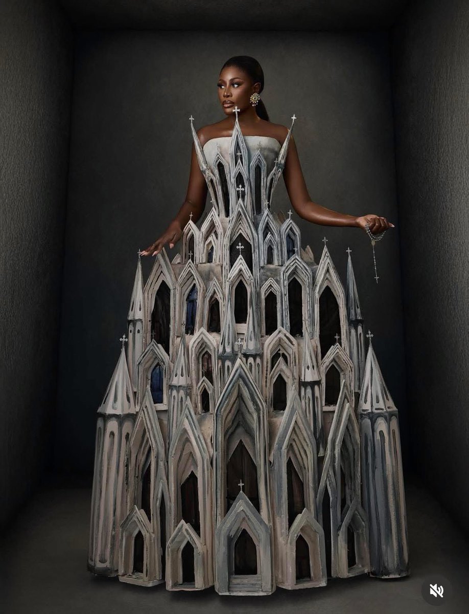 iam_tsingi's tweet photo. At AMVCAs They made dresses with meanings, concepts and bought it to life on the Red Carpet.

From 400 metal sponges, to bread and then 1500 watches. 

Over here, it’s just Pam shɛ. No concept behind the dresses, just something to be worn to the TGMA’s
 #TGMA #AMVCA12 https://t.co/pDwnwTBLOJ