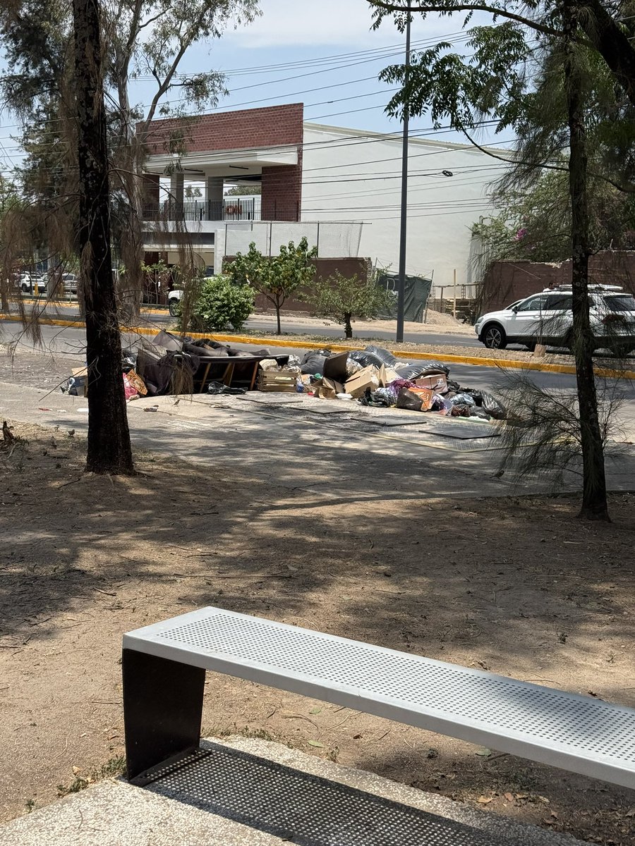 FonsecaCMX's tweet photo. Oye @GuadalajaraGob este reporte ya tengo tiempo que lo había hecho y continúa de la misma manera y peor, ya que ya dejaron hasta muebles, esto en Av. Historiadores a un costado de la clínica 3 del ISSTE @Trafico_ZMG https://t.co/qo0jZQn9HY