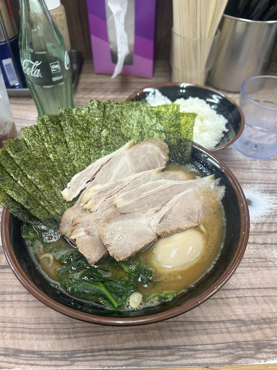 ramerameo's tweet photo. 武蔵家　千葉富士見店
特製ラーメン　濃いめ多め
いつも変わらず大好きな家系。
このご時世でご飯食べ放題は本当に嬉しい。
お母さんの味噌汁と同じくらい飲んだスープ、最高です。
#武蔵家
#家系ラーメン
#ラーメン好きと繋がりたい
#千葉ラーメン https://t.co/dHBNp6UTPB