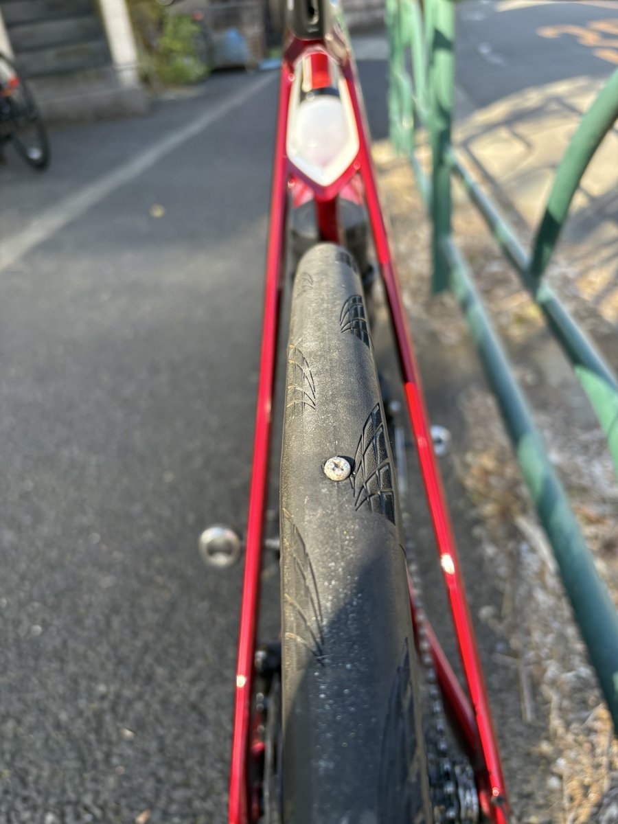 lemori's tweet photo. 朝ライド50K。大垂水峠を抜けて津久井湖湖畔を走る計画が、高尾に辿り着く前に5年ぶりのパンク😭替えチューブのバルブが短くて焦ったものの、インフレーターが優秀でなんとか復帰して帰還 https://t.co/sOGuWprgDy