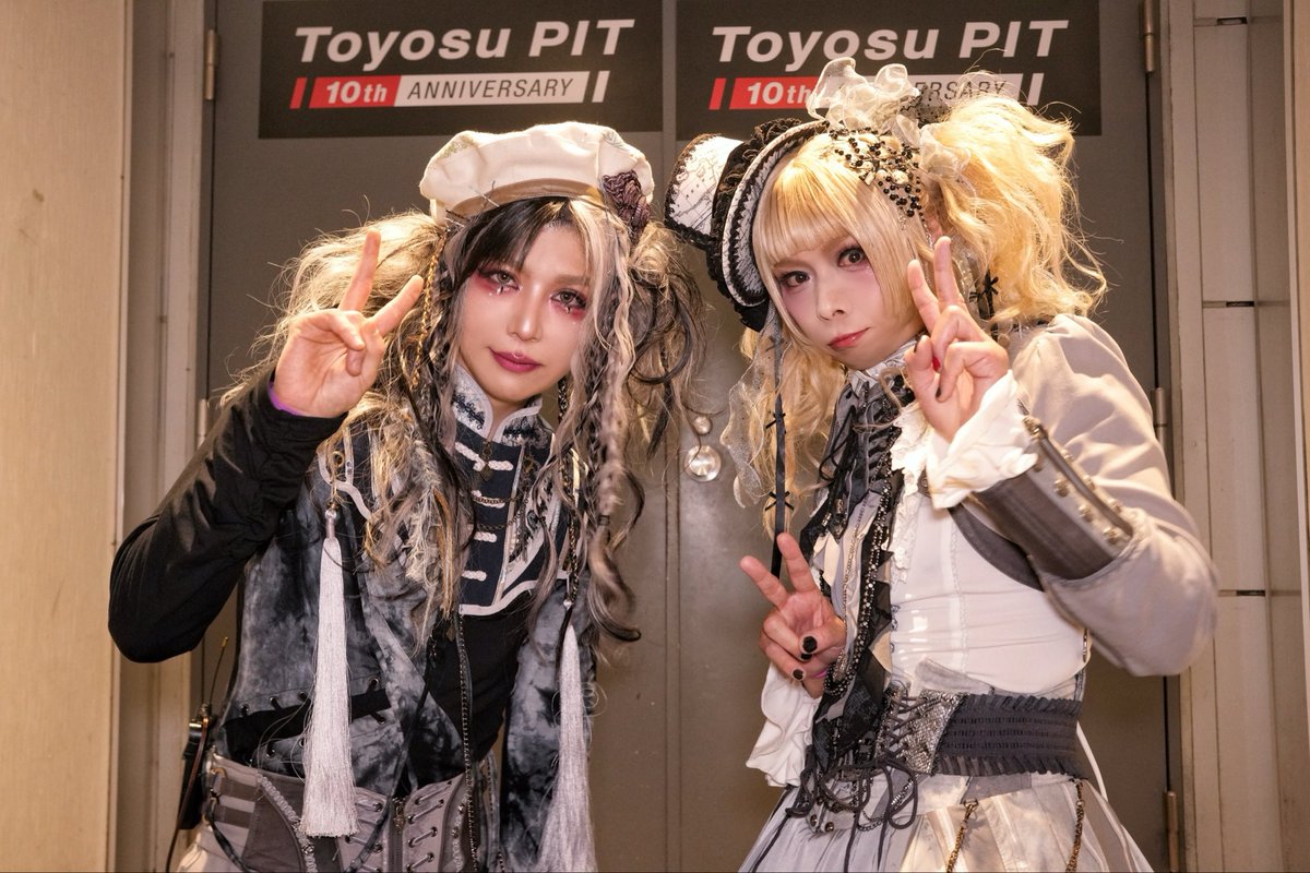 aoi_official's tweet photo. 豊洲PITの時のお写真いただきました！
この日の主役！未散さんと📷

そ���ていつも優しく接してくださるPENICILLINの皆様と📷
千聖さんまではギリギリキメ顔？作れたんですが、O-JIROさん、HAKUEIさんとお写真撮る時は嬉しさに顔面崩壊してしまいました😂笑

PENICILLINさんも学生の頃、テレビや雑誌で見ていた方々。そんな偉大な方々に優しくしていただき
千聖さんには
168始動時にギタリストを紹介していただいたり
「MI DA RA」でギター弾いていただいたり
クレモンにお声がけいただいたり😭

本当に幸せ者です😊今回ご一緒させていただく機会を下さった未散さんにも感謝です✨