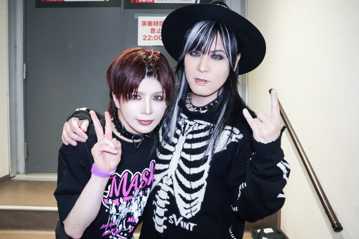 aoi_official's tweet photo. 豊洲PITの時のお写真いただきました！
この日の主役！未散さんと📷

そ���ていつも優しく接してくださるPENICILLINの皆様と📷
千聖さんまではギリギリキメ顔？作れたんですが、O-JIROさん、HAKUEIさんとお写真撮る時は嬉しさに顔面崩壊してしまいました😂笑

PENICILLINさんも学生の頃、テレビや雑誌で見ていた方々。そんな偉大な方々に優しくしていただき
千聖さんには
168始動時にギタリストを紹介していただいたり
「MI DA RA」でギター弾いていただいたり
クレモンにお声がけいただいたり😭

本当に幸せ者です😊今回ご一緒させていただく機会を下さった未散さんにも感謝です✨