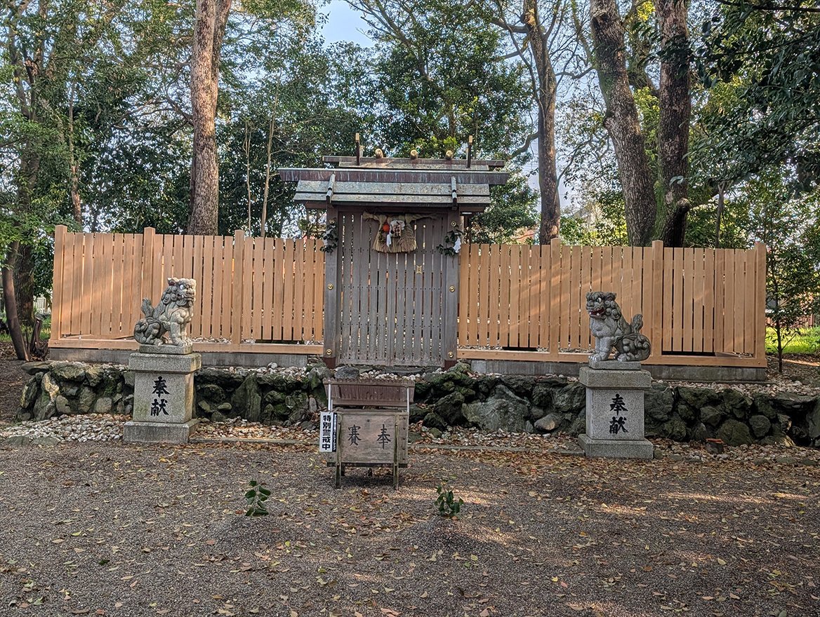 🇯🇵⛩️ At Yatama Shrine in Mie Prefecture, a sacred tree (榊) was cut down and stolen. Whoever did this likely did it during the night when no one was around. 

This is incredibly shocking for the local community.