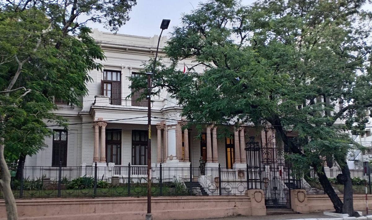 FALTA TOTAL DE PATRIOTISMO. TRISTE FALTA DEL TRICOLOR EN MBURUVICHA ROGA Y EN LA SEDE DEL COMANDO EN JEFE A sólo días de la Fiesta Patria p/la Independencia Nacional, Mburuvicha Roga no tiene ninguna decoración que recuerde la fecha más significativa de la República. Lamentable.