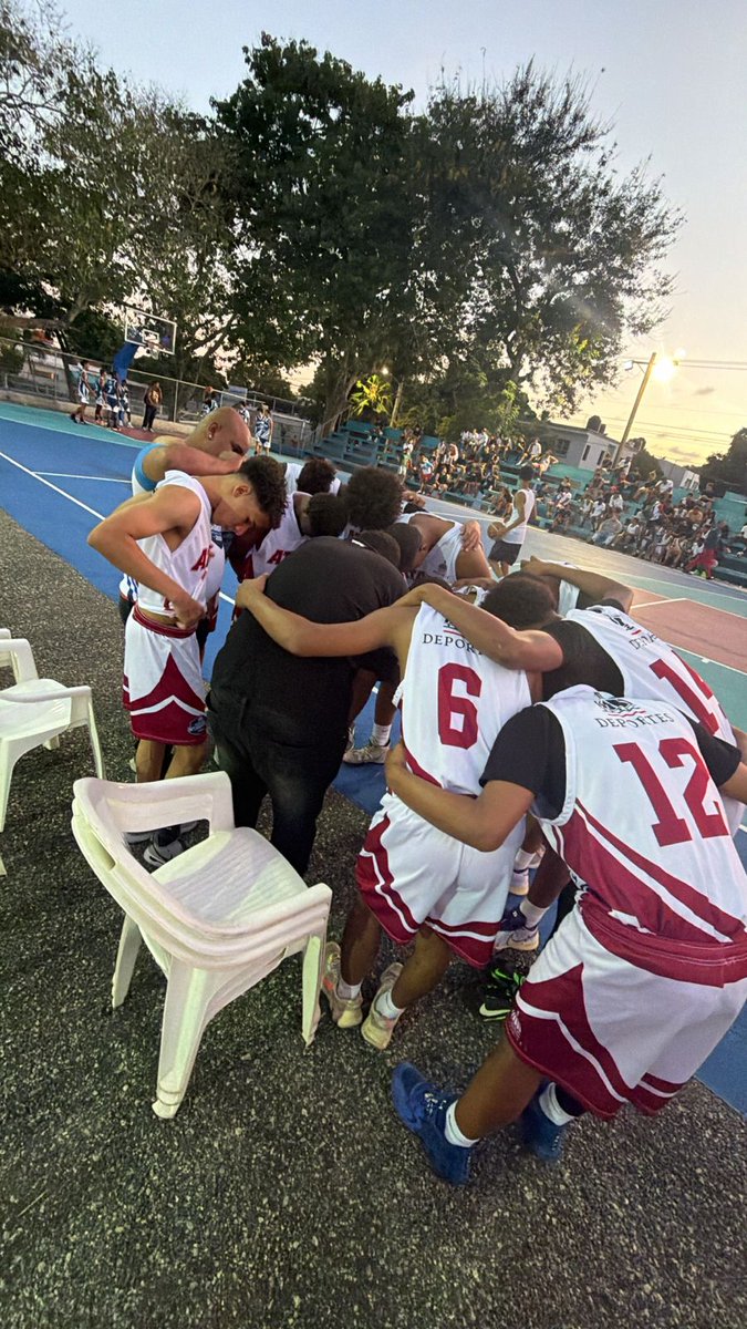 EvelinPlacidoAl's tweet photo. Un hijo de la #Cancha del sector, @MrDeportes , @FranCamilofamilia Duluc, Don Jhonny Duluc, gloria Basket 🏀🗑️
#ClubAtala
#CanchaMarlonLembert
@miderec_rd https://t.co/YNHUC1O5Ih