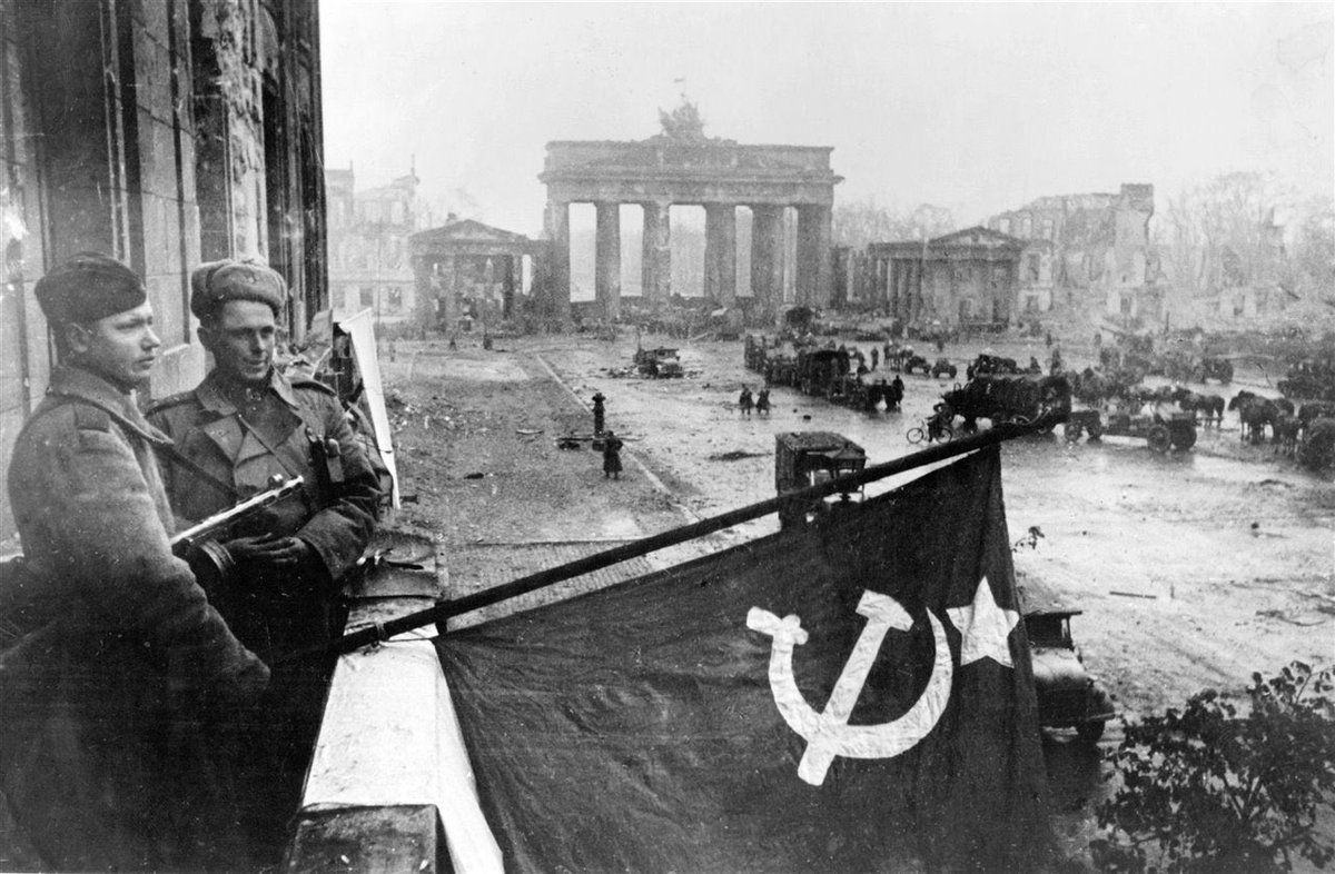 funesgustavo's tweet photo. “Toda una vida no será suficiente para agradecer lo que hizo el Ejército Rojo por la libertad” (Ernest Hemingway)

El 9 de mayo de 1945 la Alemania nazi se rendía ante la Unión Soviética en Berlín, tras la firma definitiva (a las 00:43 hora de Moscú). https://t.co/q2rjv1kY51
