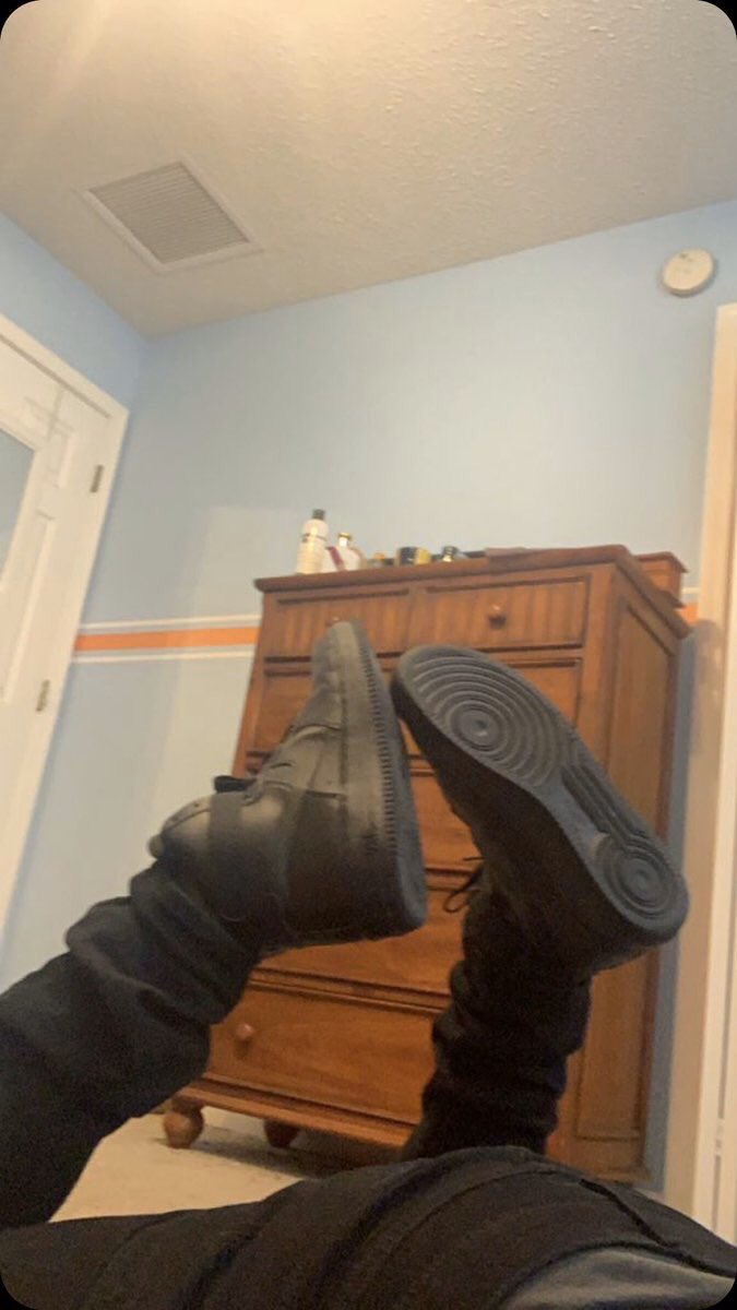 i eat pussy with my feet in the air like this