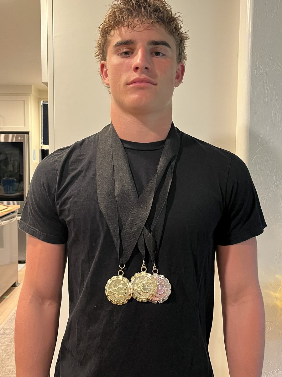 Morganlesch_29's tweet photo. Freshman Coac   
3 events 3 medals ‼️
4x100m 🥇
100m dash 🥇
Shotput🥈
Number two in the state for freshman 100m‼️
@RecruitEMHS_FB @Coachjmerideth @CoachNorthrip @CoachC_Mac @TheCoachWarren @emhsbulldogs https://t.co/ztGWnFPkqO