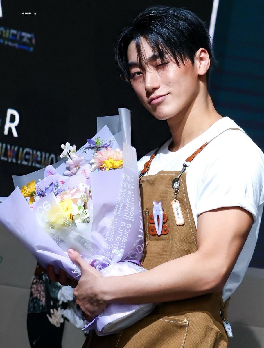 overworked and exhausted hj stumbling into a small flower shop that just opened on the corner of his street that stays open late. he finds comfort in just going in and enjoying the smell and the visuals of the flowers. plus the owner is a sweetheart who always makes him tea