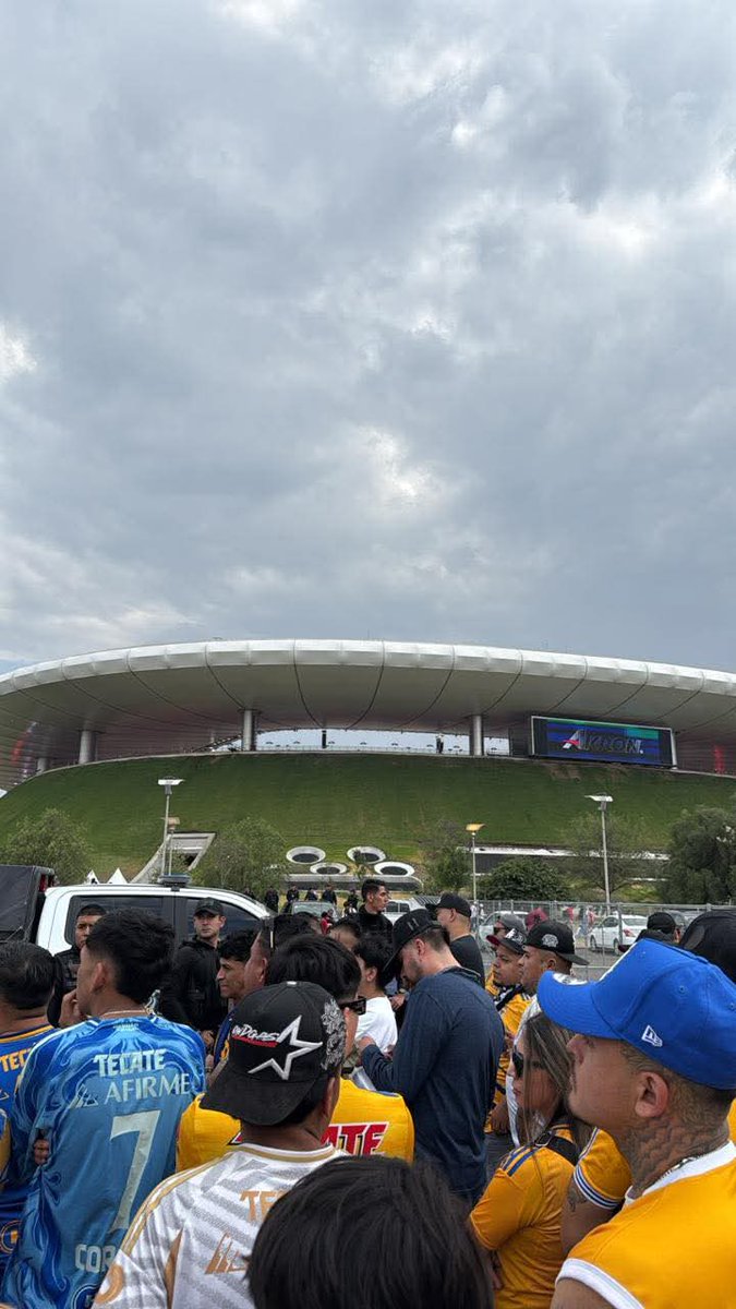 La seguridad del estadio mundialista, prohibiendo el acceso a la afición visitante. <a href="/FIFAWorldCup/">FIFA World Cup</a> <a href="/LigaBBVAMX/">Liga BBVA MX</a>