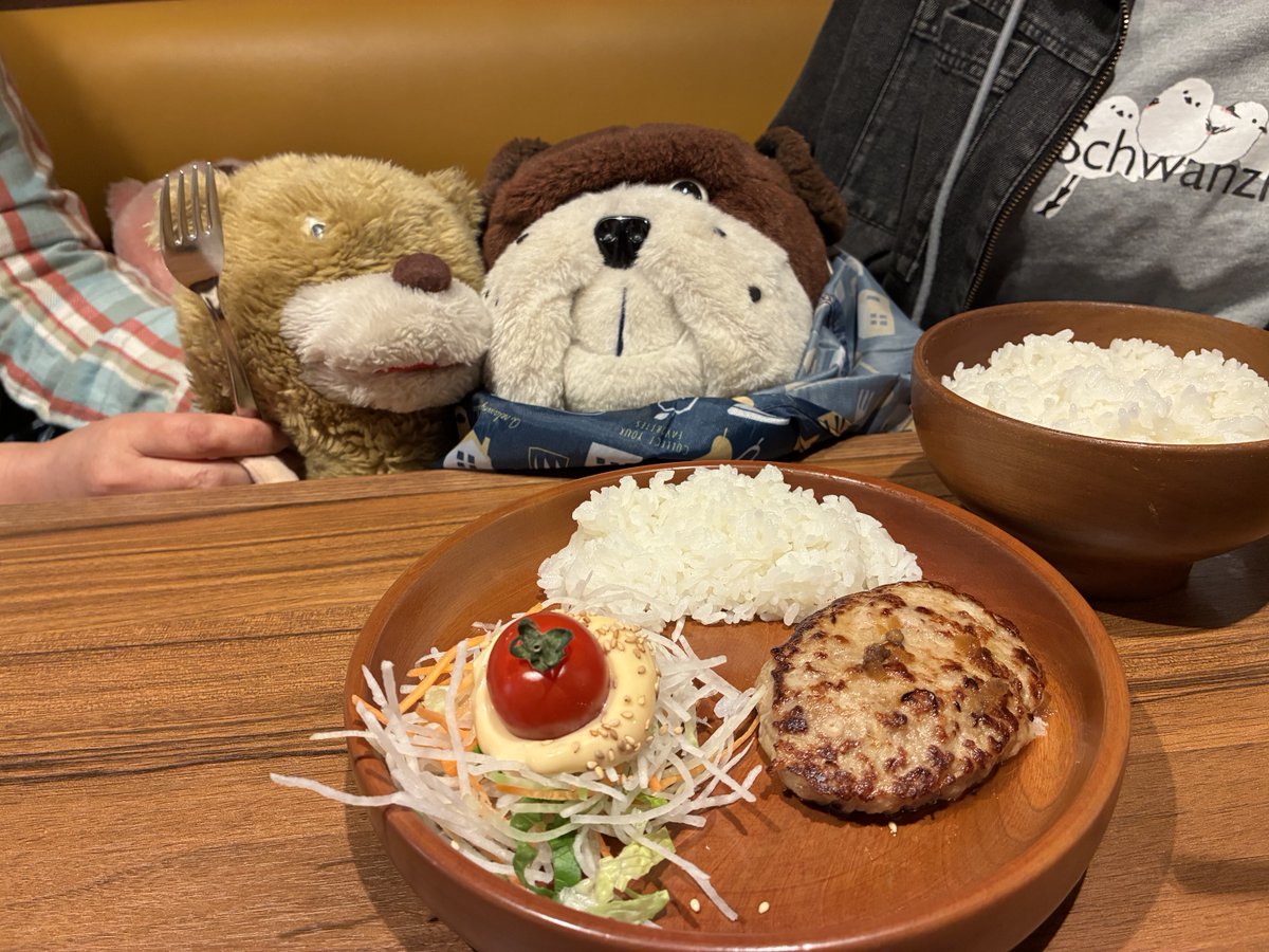 sonodera's tweet photo. 娘よ、今日は母の日だから朝食はびっくりドンキーのモーニングです💫
今日は、くまさん達も参戦してます♪ https://t.co/HxBB7vfKPu