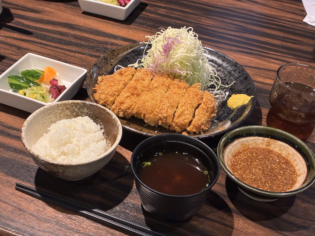 vesselhotels's tweet photo. ホテルから徒歩1分🚶‍➡️＼\ 熊本で愛される老舗とんかつのお店 /／

人生初！熊本訪問が叶いました！！
個人的に訪れたくてたまらない都道府県・国内トップを争っておりました。
（その理由はまた後日・・・）

今回ぬぴがおいしくいただいたのは、
🐖 上ロースかつ膳￥2,090（税込） https://t.co/8ShU75SuuL