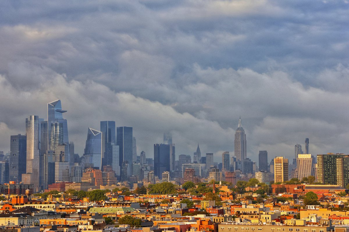 GaryHershorn's tweet photo. From rain clouds to sunset in one hour over midtown Manhattan and the Empire State Building in New York City, Saturday evening #newyorkcity #nyc #newyork @empirestatebldg #sunset https://t.co/YPX1ccc31d