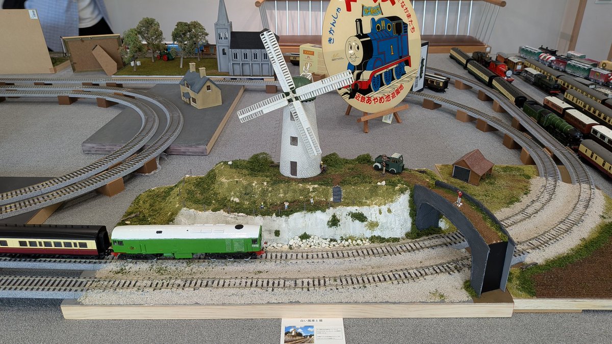 ken5184's tweet photo. #英国鉄道祭 振り返り③
HOゲージ。新作を含む多数のジオラマや、製作者の個性が光る車両たちによる賑やかな展示でした! https://t.co/m6W2w9BGce