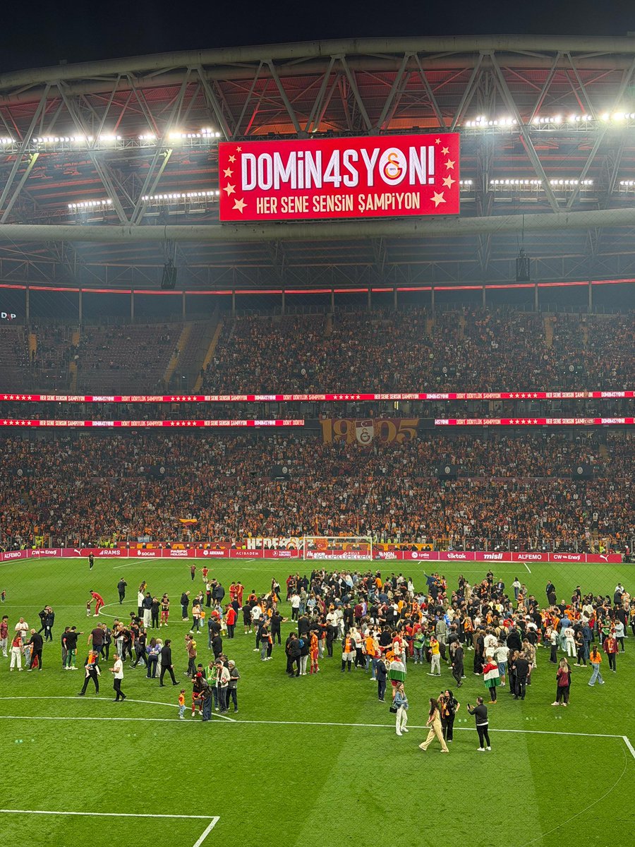 erayaydgan's tweet photo. koydum sevinçlerimi önüme,
baktım hepsi sensin… @GalatasaraySK https://t.co/kA6Zh61g1C