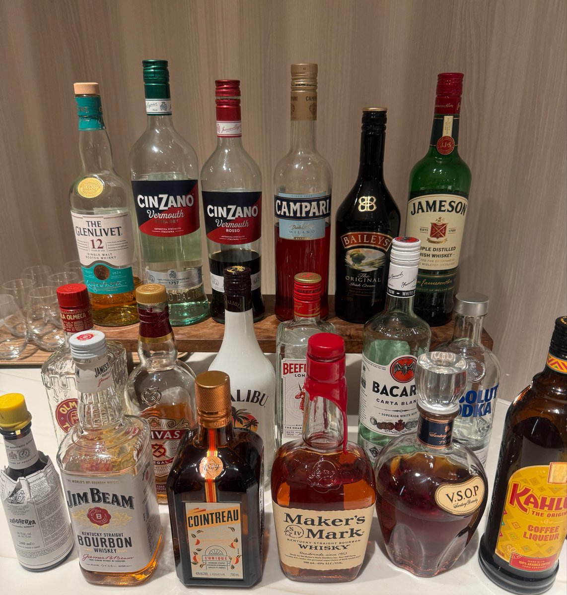 himabito9's tweet photo. マリオット神戸、Mクラブ。

フード、お酒ともに充実。オードブルの他にホットミールも。

ポテトグラタンとチリコンカンは私好み♡
六甲ビールのベイエールを始め、スパークリングワインに赤ワイン、ウィスキーと、お酒が進んでしまった…😇 https://t.co/iTr21df63V