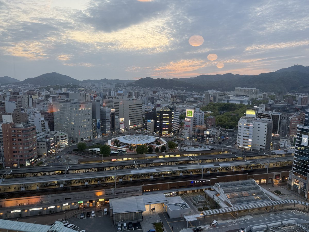 himabito9's tweet photo. マリオット神戸、Mクラブ。

フード、お酒ともに充実。オードブルの他にホットミールも。

ポテトグラタンとチリコンカンは私好み♡
六甲ビールのベイエールを始め、スパークリングワインに赤ワイン、ウィスキーと、お酒が進んでしまった…😇 https://t.co/iTr21df63V